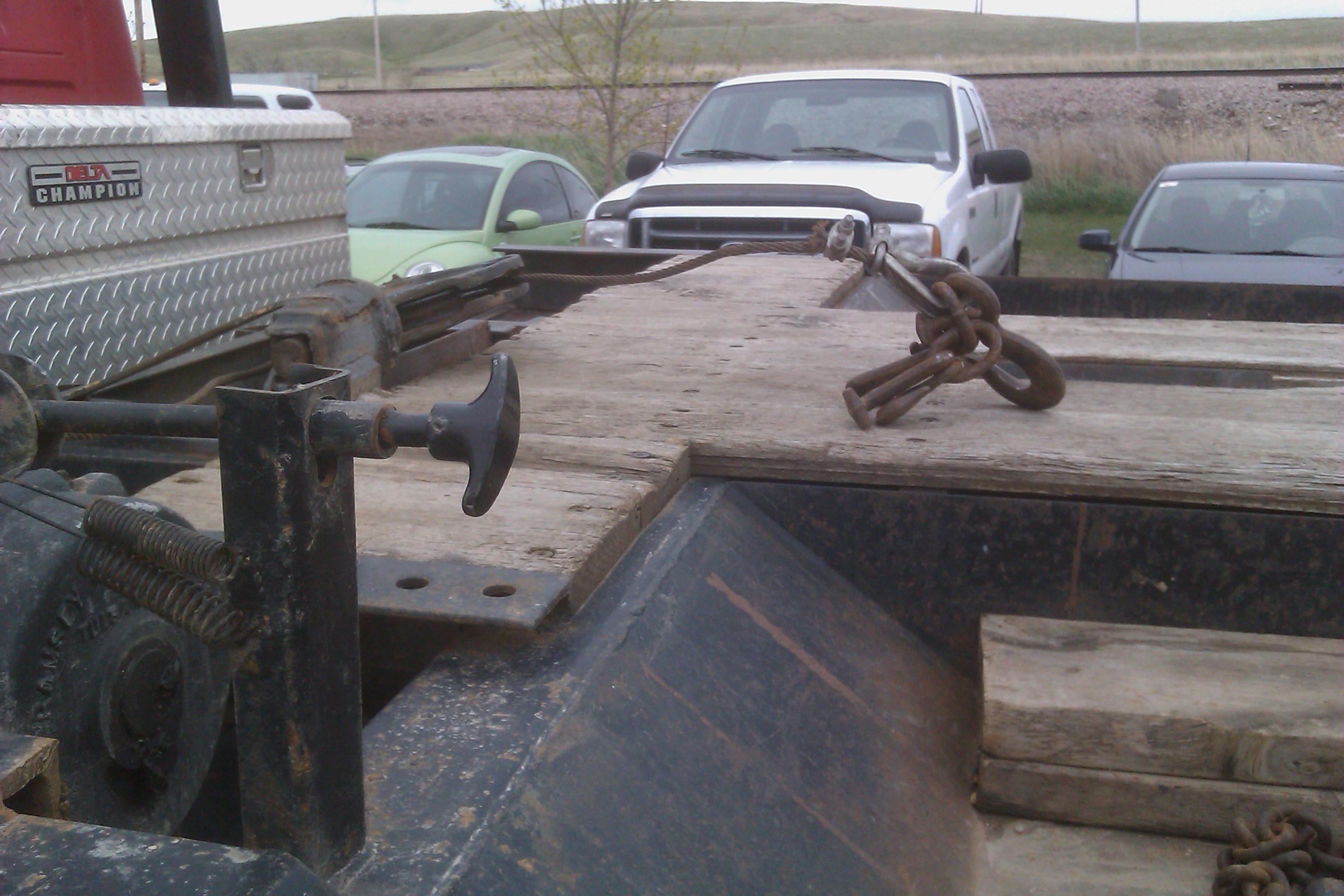 Secure the cable end when not in use to prevent cable from being caught up in moving parts.